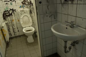 Dirty-Toilet-in-Berlin-cm