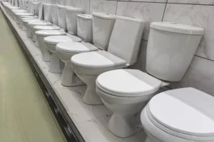 Sale of toilet bowls of different models in the plumbing store-cm