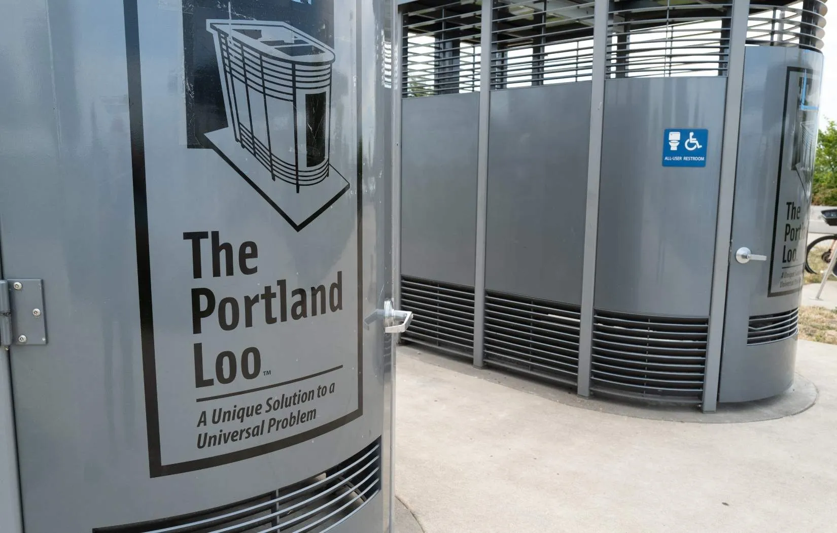 are businesses required to have public restrooms